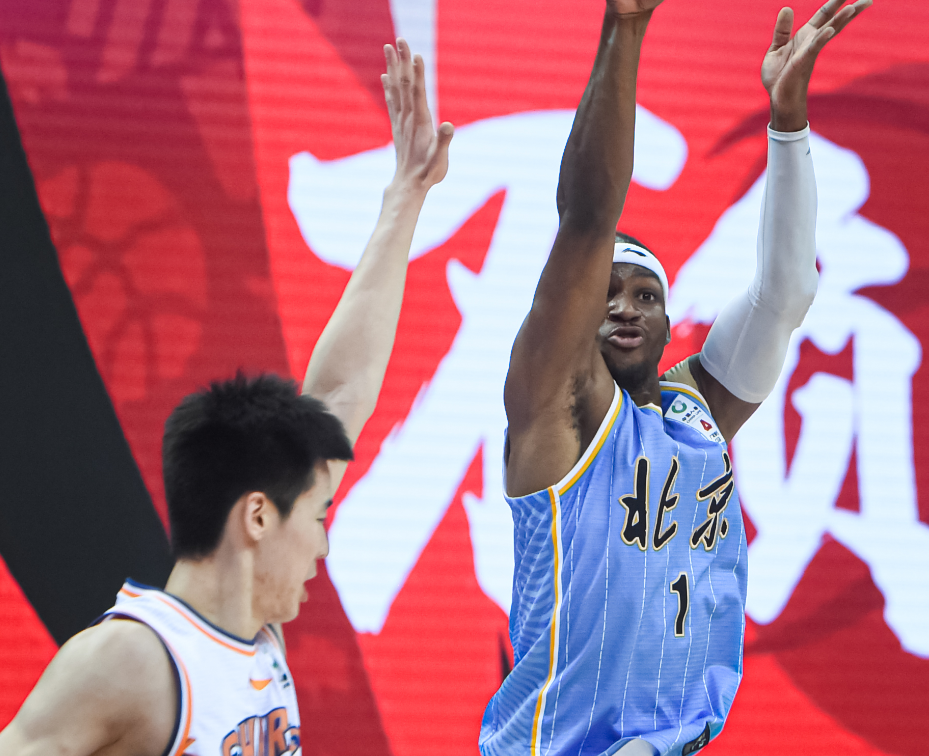 包含游泳赛场再起风云：洞庭鲨队队险胜中原独角兽队，赛场气氛火爆外援联手发威的词条AYXGAME官方入口