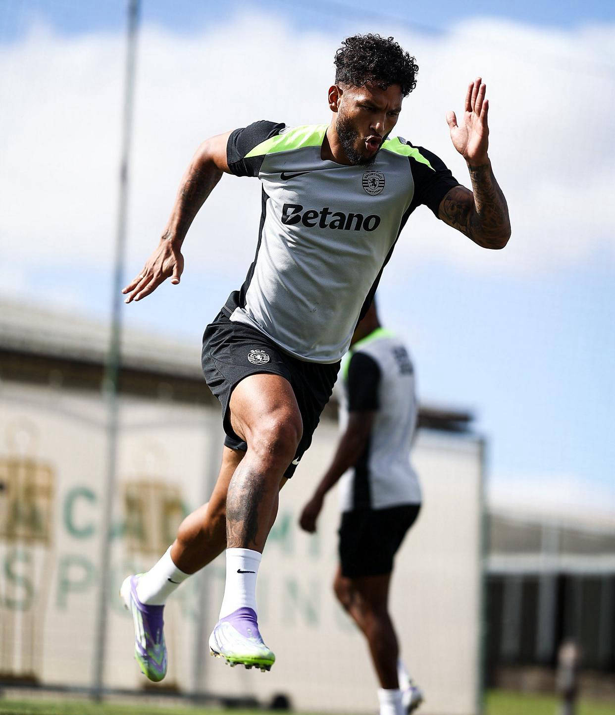 今晚葡超焦点战；上海海港外线爆发；引发热议；年轻球员得到机会的简单介绍爱游戏